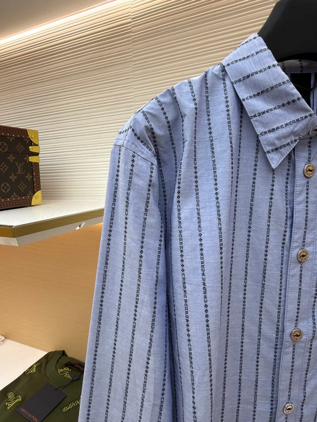 Chrome Hearts Sanskrit all-over yarn-dyed shirt ●Item number: 1681017-B60 ●Fabric: shirt fabric ●Technology: printing production ●Version: loose fit ●Weight: about 245 grams ●Size: S-M-L ●Description: The custom-dyed knitting yarn is made of 100-count double-ply yarn. (Minimum quantity of 1000 meters) is made on a large-scale yarn-dyed jacquard machine. It is paired with professional shirt ironing and sleeve ironing. Customized mold opening 14mm glazed black and silver buttons. Customized black and white printed small label. Customized 2.2×12cm black label. 0.3cm leather hanging ears. Customized accessories. The workmanship details are very good. The overall wiring is straight and delicate, the fabric is comfortable and soft, and the color is consistent without color difference. It can be matched with the same style to create a fashionable look and control various occasions. Customized accessories, complete with three standards, same style for men and women!
